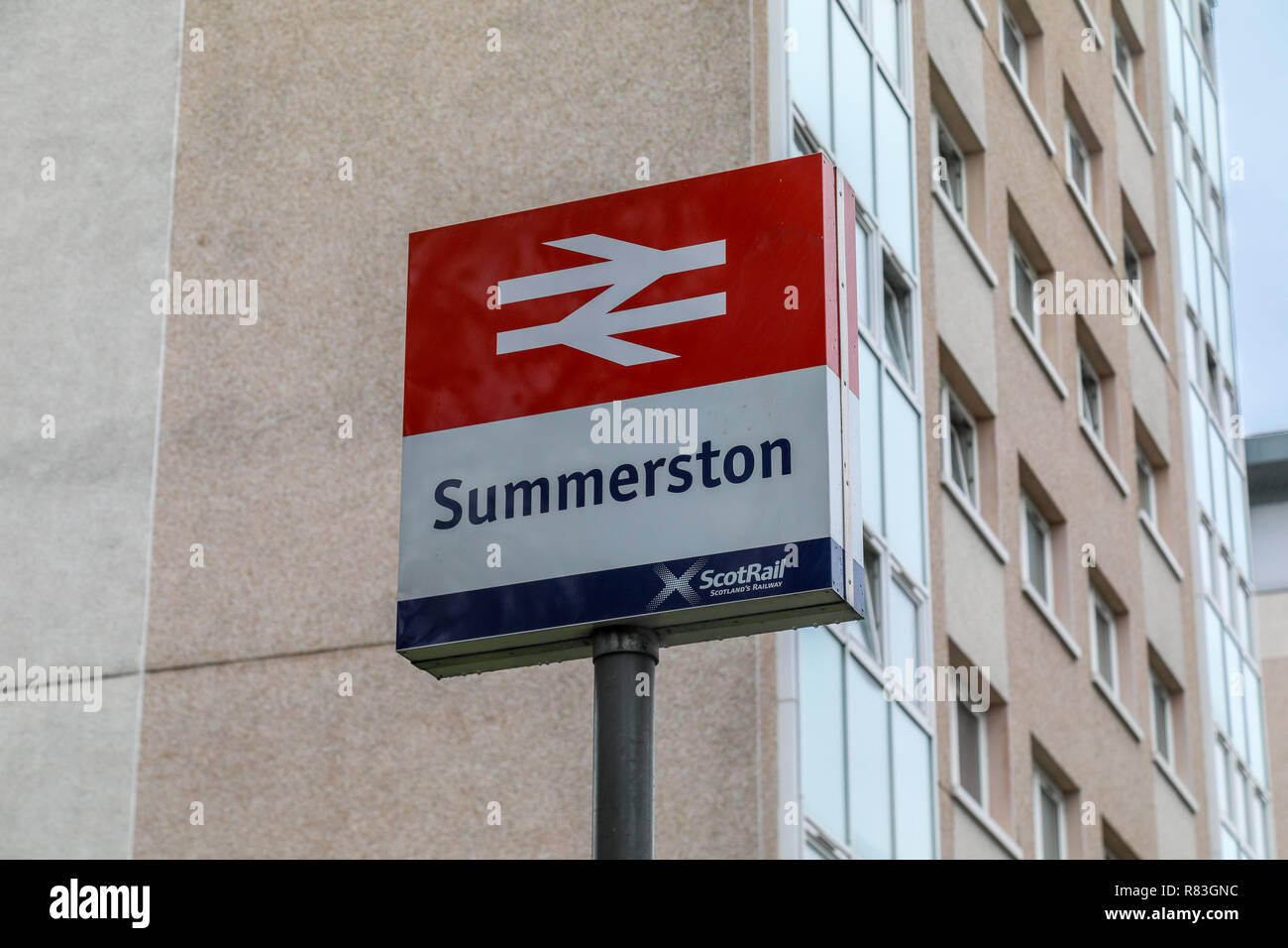 Die station Schild am Eingang zu Summerston Bahnhof im Norden von Glasgow Stockfoto