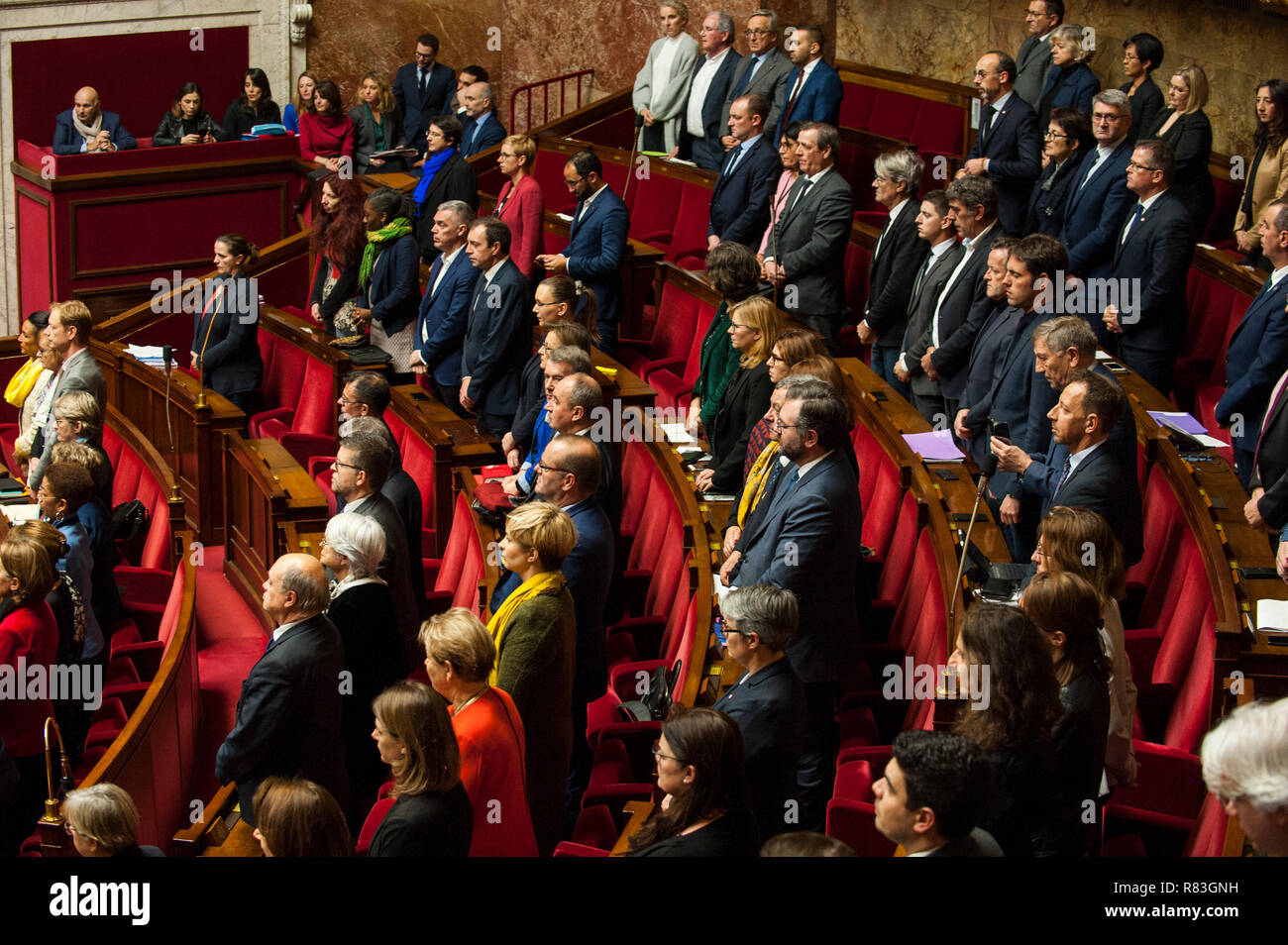 Die Abgeordneten sehen Hommage an die Opfer der Bombardierung Starsbourg in der Sitzung Fragen an die Regierung in der Nationalversammlung. Stockfoto