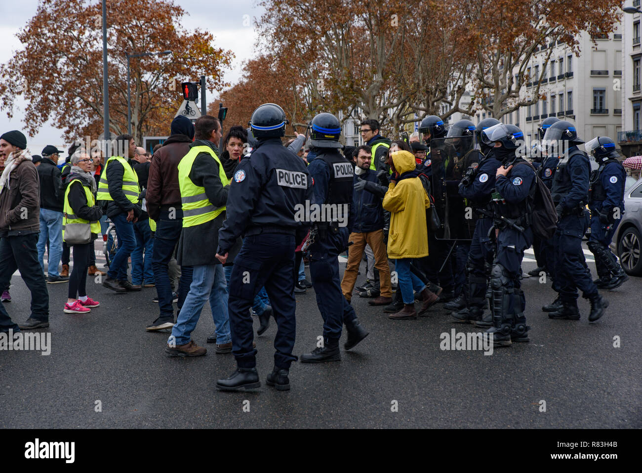 Gelb (gilets Jaunes) Demonstranten, die gegen die Kraftstoffbesteuerung, Regierung, und der französische Präsident Längestrich blockieren Straßen in Lyon, Frankreich Stockfoto