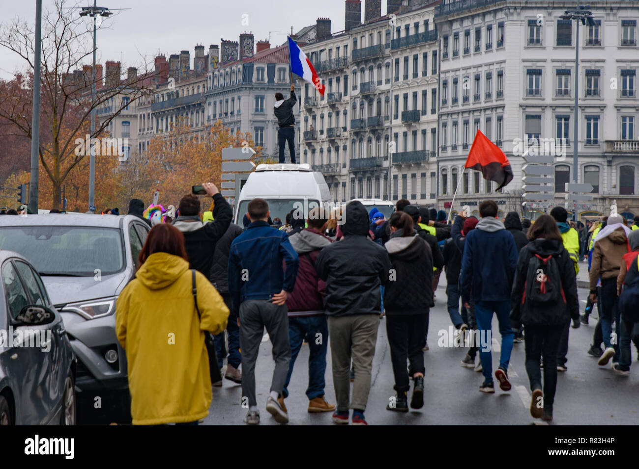 Gelb (gilets Jaunes) Demonstranten, die gegen die Kraftstoffbesteuerung, Regierung, und der französische Präsident Längestrich. Lyon, Frankreich. Stockfoto