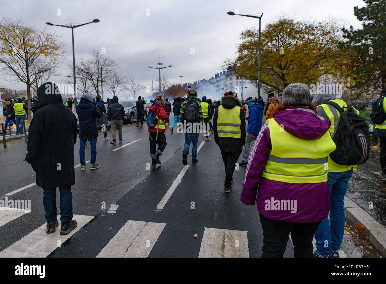 Gelb (gilets Jaunes) Demonstranten, die gegen die Kraftstoffbesteuerung, Regierung, und der französische Präsident Längestrich. Lyon, Frankreich. Stockfoto