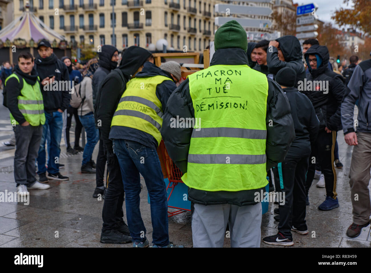 Gelb (gilets Jaunes) Demonstranten, die gegen die Kraftstoffbesteuerung, Regierung, und der französische Präsident Längestrich. Lyon, Frankreich. Stockfoto