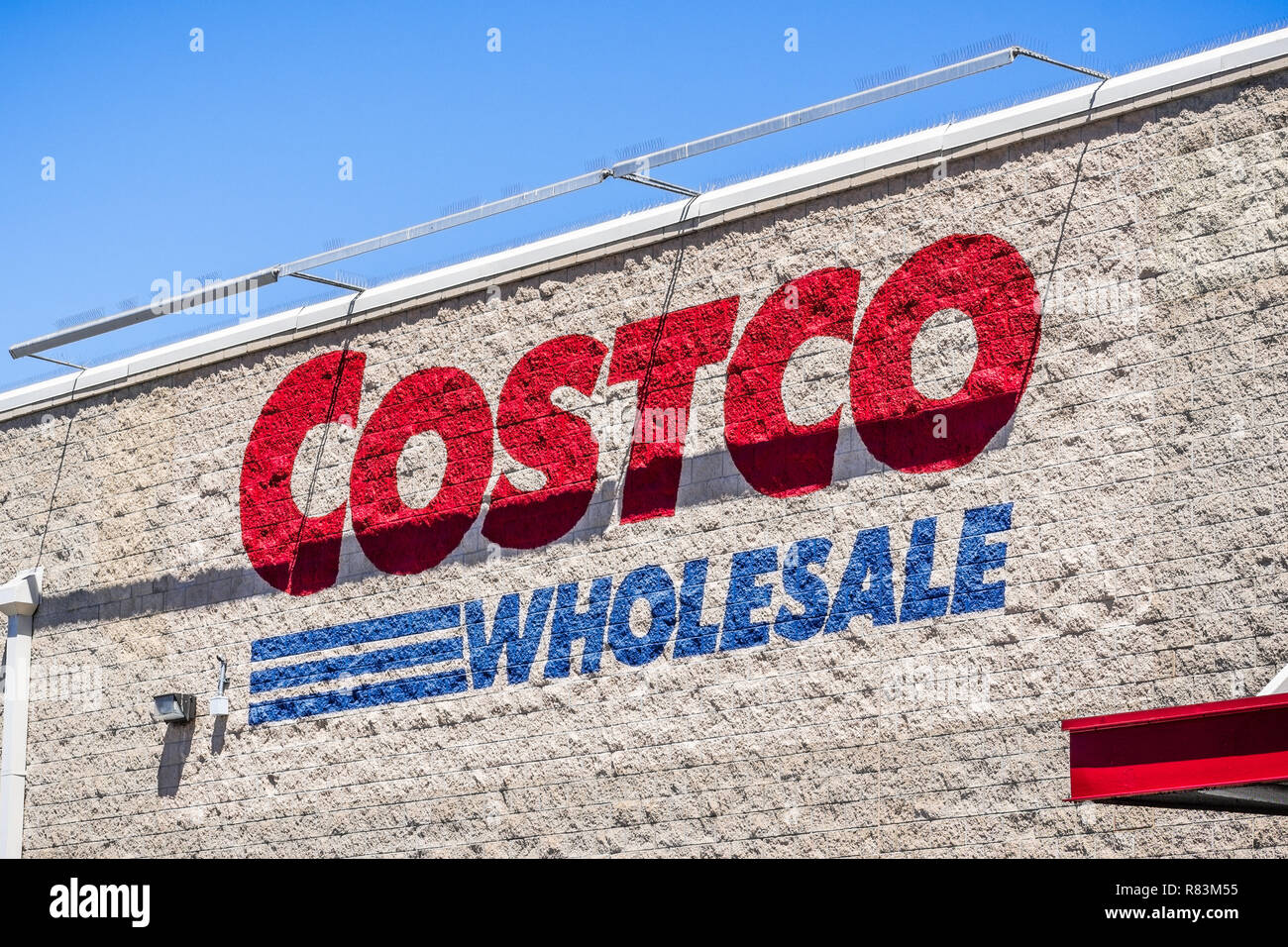 August 6, 2018 Mountain View/CA/USA - Costco Wholesale Logo auf der Wand von einer der Stores in San Francisco Bay Area angezeigt Stockfoto