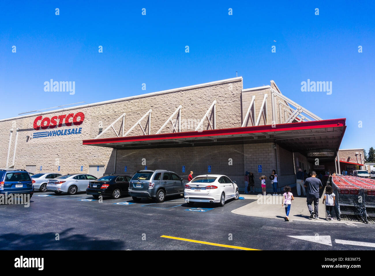 August 6, 2018 Mountain View/CA/USA - Außenansicht eines der Costco Wholesale Stores in San Francisco Bay Area; Menschen zu Fuß Stockfoto