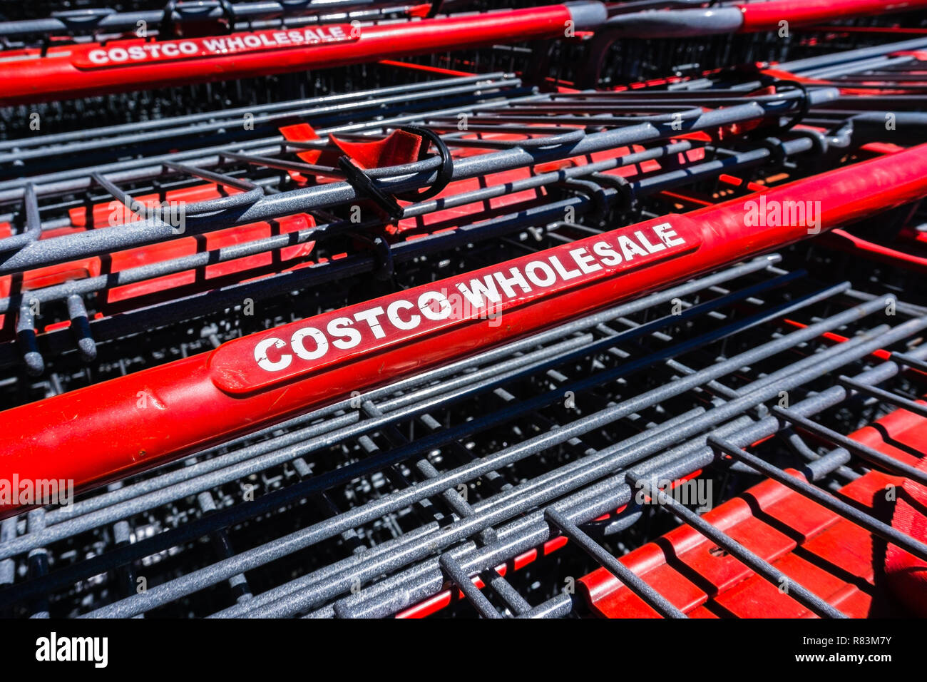 August 6, 2018 Mountain View/CA/USA - Nahaufnahme von Costco Wholesale Logo auf dem Shopping Carts vor einem der Läden in Sou gestapelt gedruckt Stockfoto