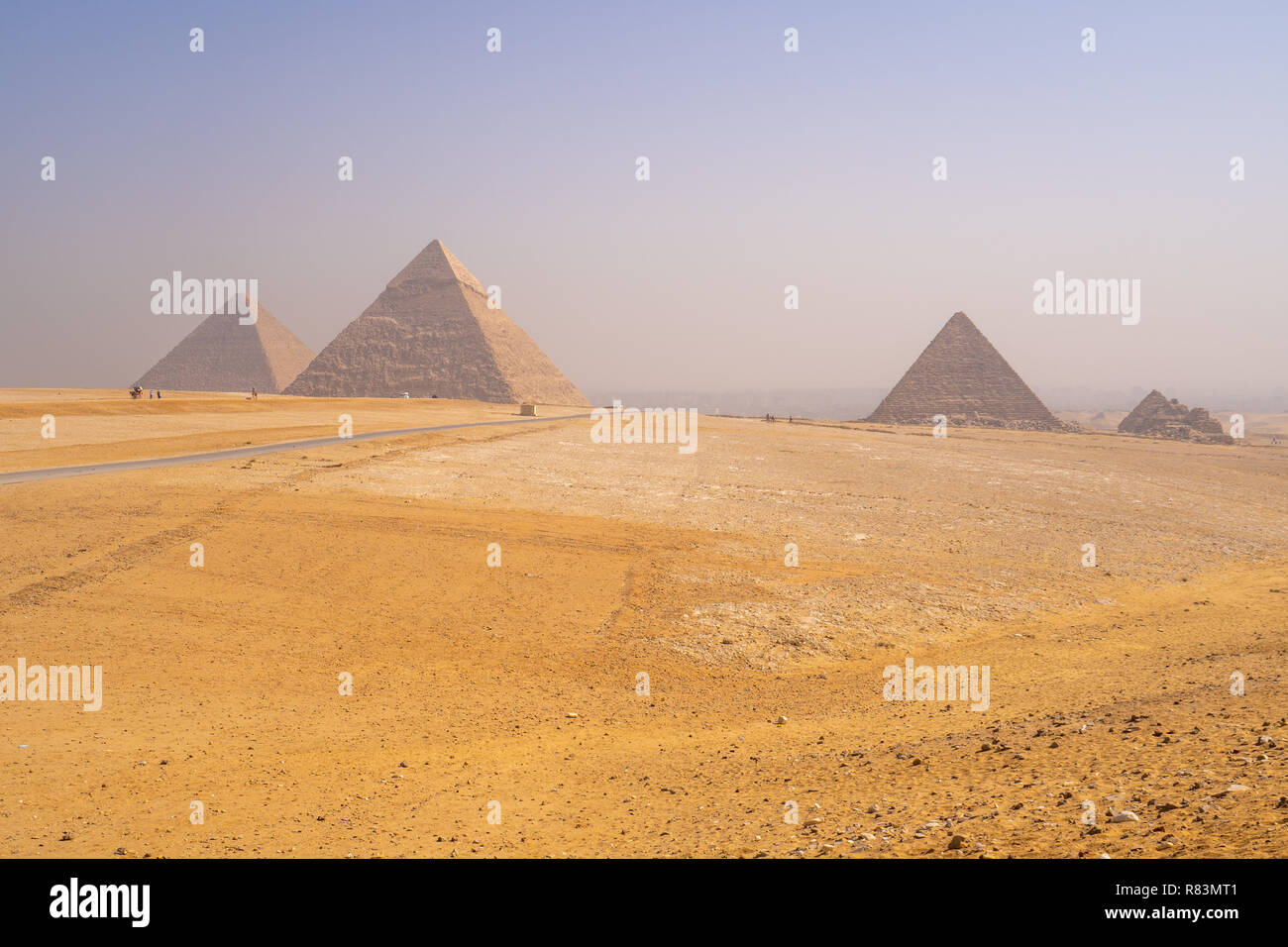 Pyramiden von Gizeh nahe Kairo Ägypten. Wunder der Welt in der Wüste Stockfoto