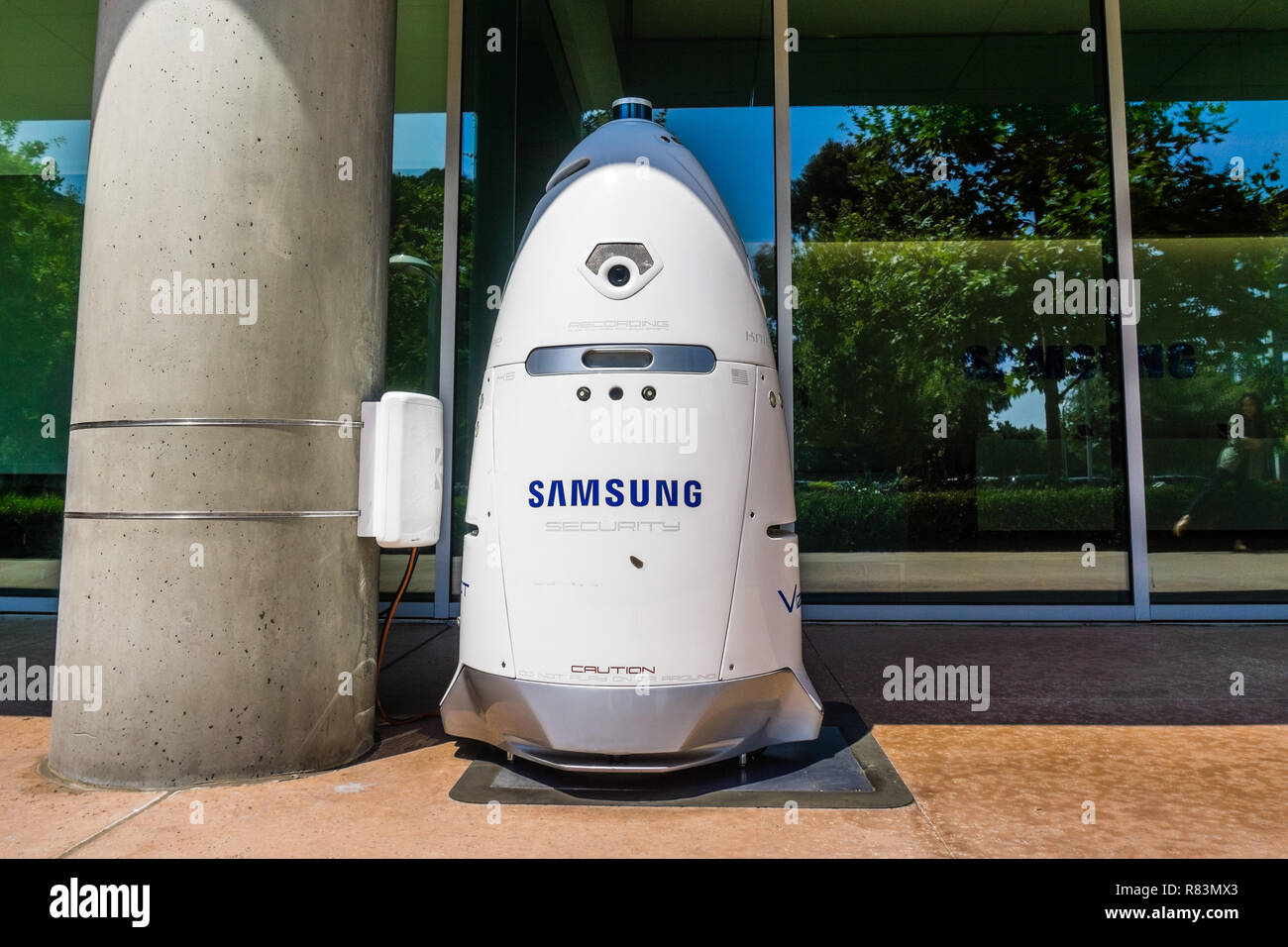 August 9, 2018 Mountain View/CA/USA - Knightscope Sicherheit Roboter der Marke mit dem Samsung Logo angedockt außerhalb von Samsung Hauptsitz Stockfoto