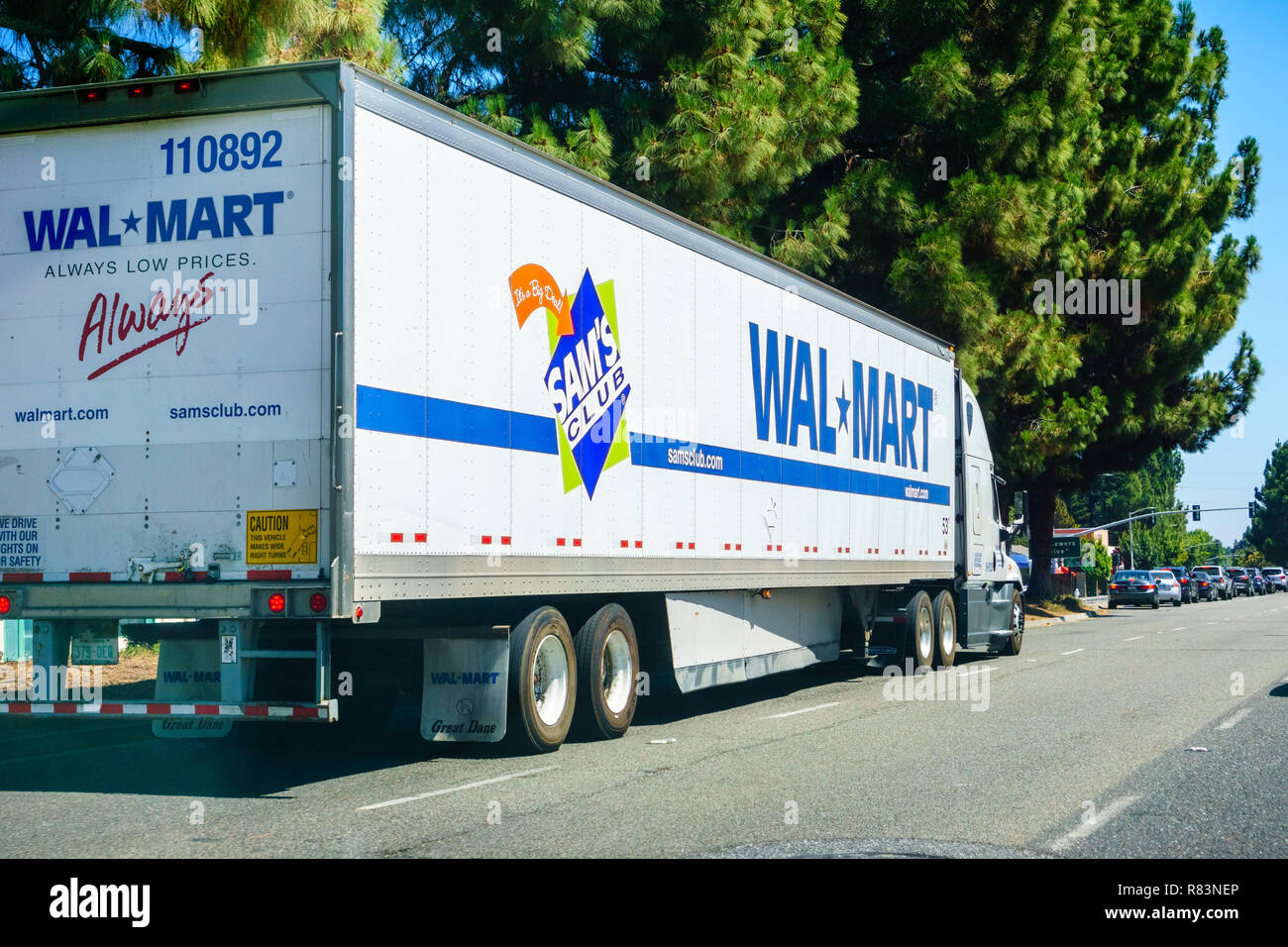 August 26, 2018 Mountain View/CA/USA - Walmart Lkw fahren auf den Straßen von South San Francisco Bay Area. Stockfoto