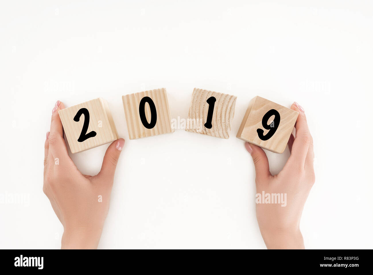 7/8-Ansicht von Frau einstellen 2019 Datum aus Holz- Bausteine isoliert auf weißem Stockfoto