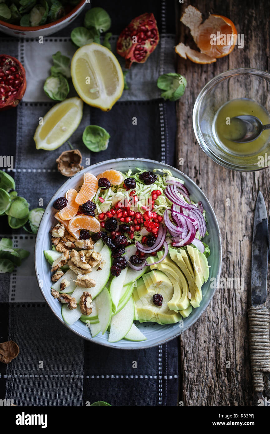 Rosenkohl, Avocado und grüner Apfel Salat mit Granatapfel Samen und ...