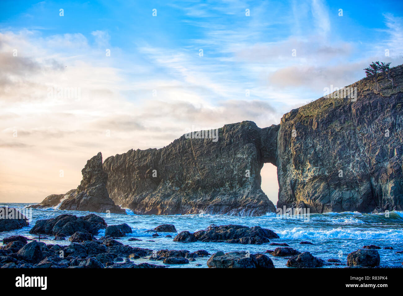 Das Schlüsselloch ist ein natürlicher Bogen am nördlichsten Ende des Zweiten Strand, La Push, Washington, und kennzeichnet das Ende der Spur für Wanderer. Stockfoto