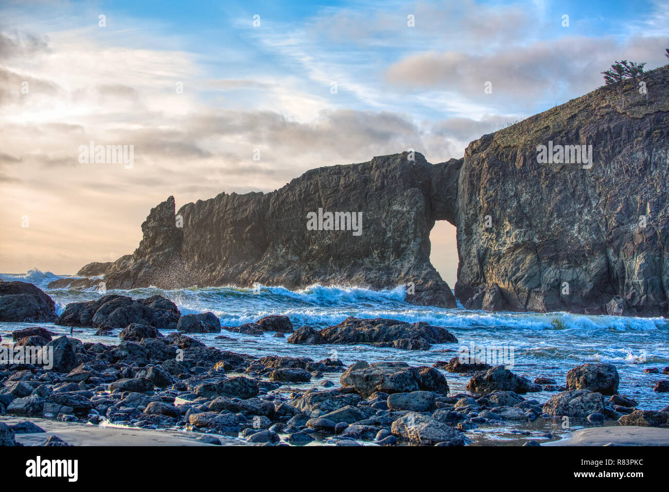 Das Schlüsselloch ist ein natürlicher Bogen am nördlichsten Ende des Zweiten Strand, La Push, Washington, und kennzeichnet das Ende der Spur für Wanderer. Stockfoto