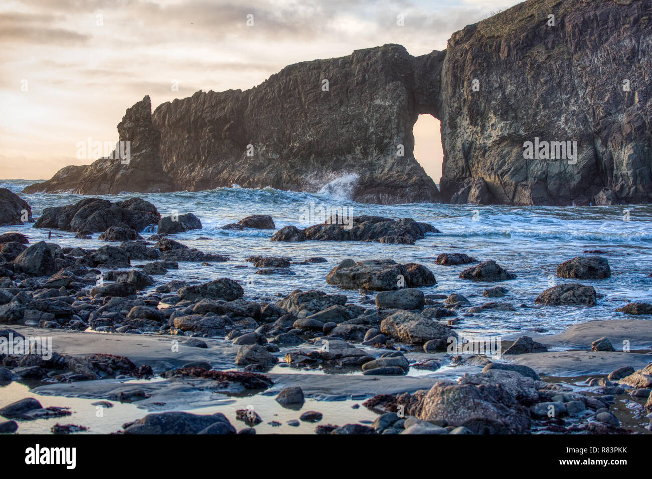 Das Schlüsselloch ist ein natürlicher Bogen am nördlichsten Ende des Zweiten Strand, La Push, Washington, und kennzeichnet das Ende der Spur für Wanderer. Stockfoto
