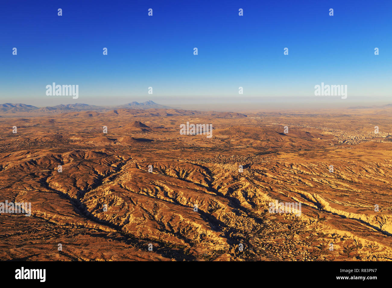 Eine herrliche Landschaft von Kappadokien bei Sonnenaufgang. Blick von oben. Stockfoto