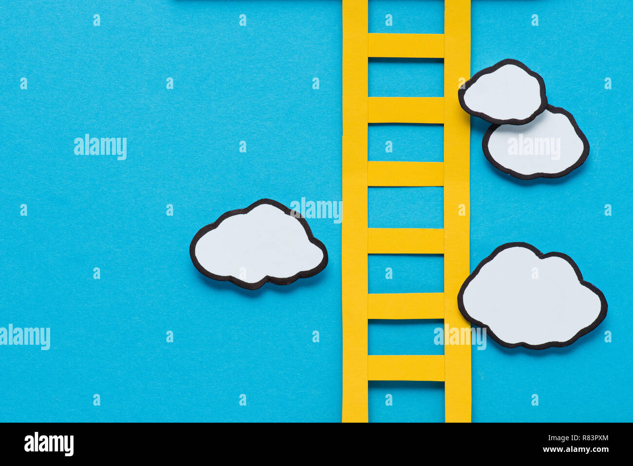 Blick von oben auf die Papier Leiter mit Wolken auf blauem Hintergrund, Ziele Konzept Stockfoto