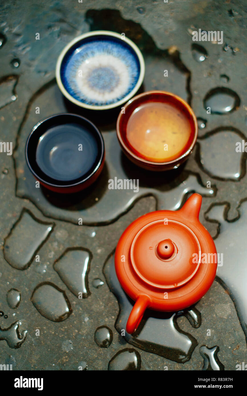Die Zubereitung von Kaffee in der chinesischen Weise (Gon fu) mit tontopf auf der Oberfläche durch Regentropfen fallen Stockfoto