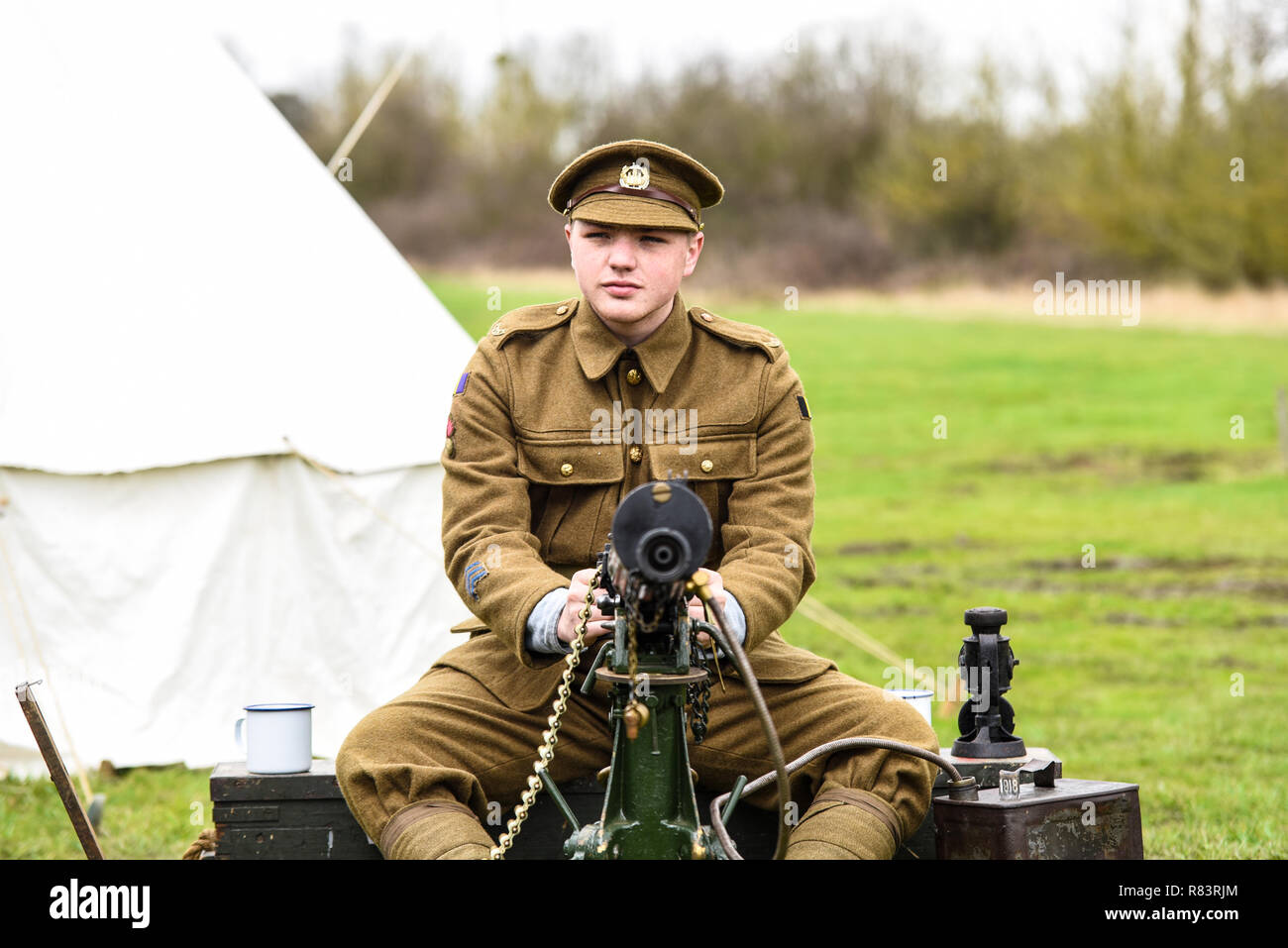 Ein junger Mann im Ersten Weltkrieg, Weltkrieg 1, Weltkrieg militärische Uniform. Junge Soldaten mit britischen Maschine Armee Vickers gun. Band Stockfoto