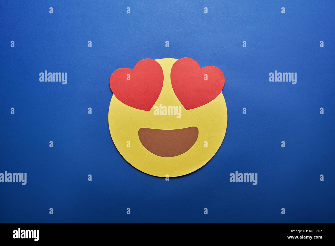 Ansicht von oben in der Liebe Emoji auf blauem Hintergrund Stockfoto