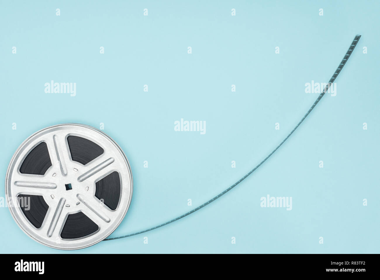 Film reel mit Kino Klebeband isoliert auf Blau Stockfoto