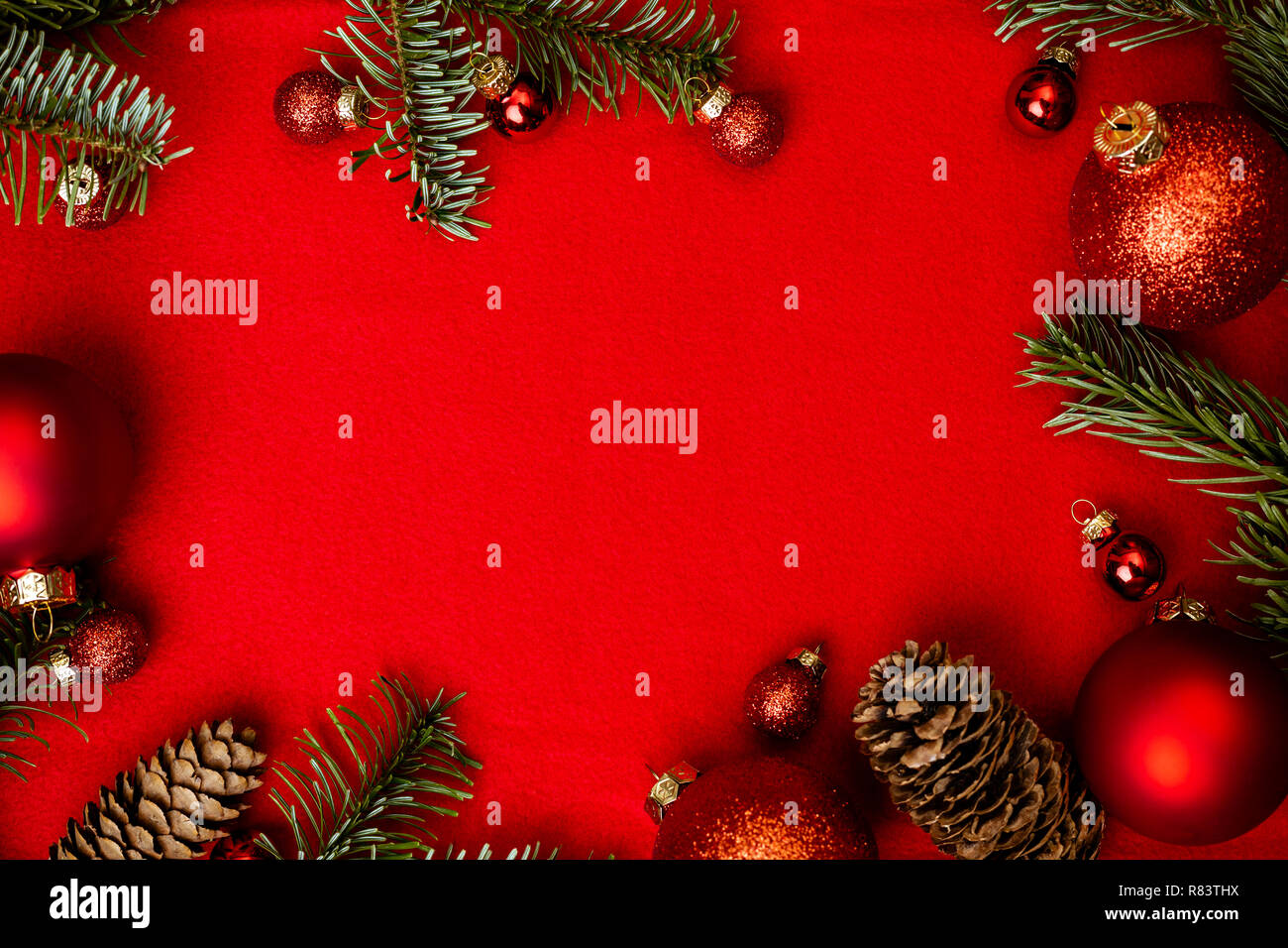 Weihnachten roter Hintergrund mit Tannenbaum, rot weihnachten Kugeln Rahmen. Startseite flache Ansicht mit kopieren. Stockfoto
