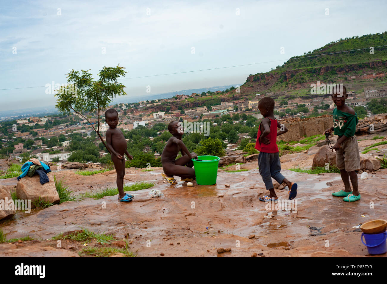 Mali, Afrika. Schwarz spielende Kinder in der Nähe von einem rudimentären gut in einem Dorf in der Nähe von Bamako. Stockfoto