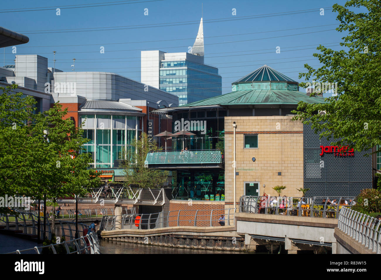 Der River Kennet fließt durch das Oracle Shopping Center in Reading, Berkshire mit Debenhams Kaufhaus in der Mitte links Stockfoto