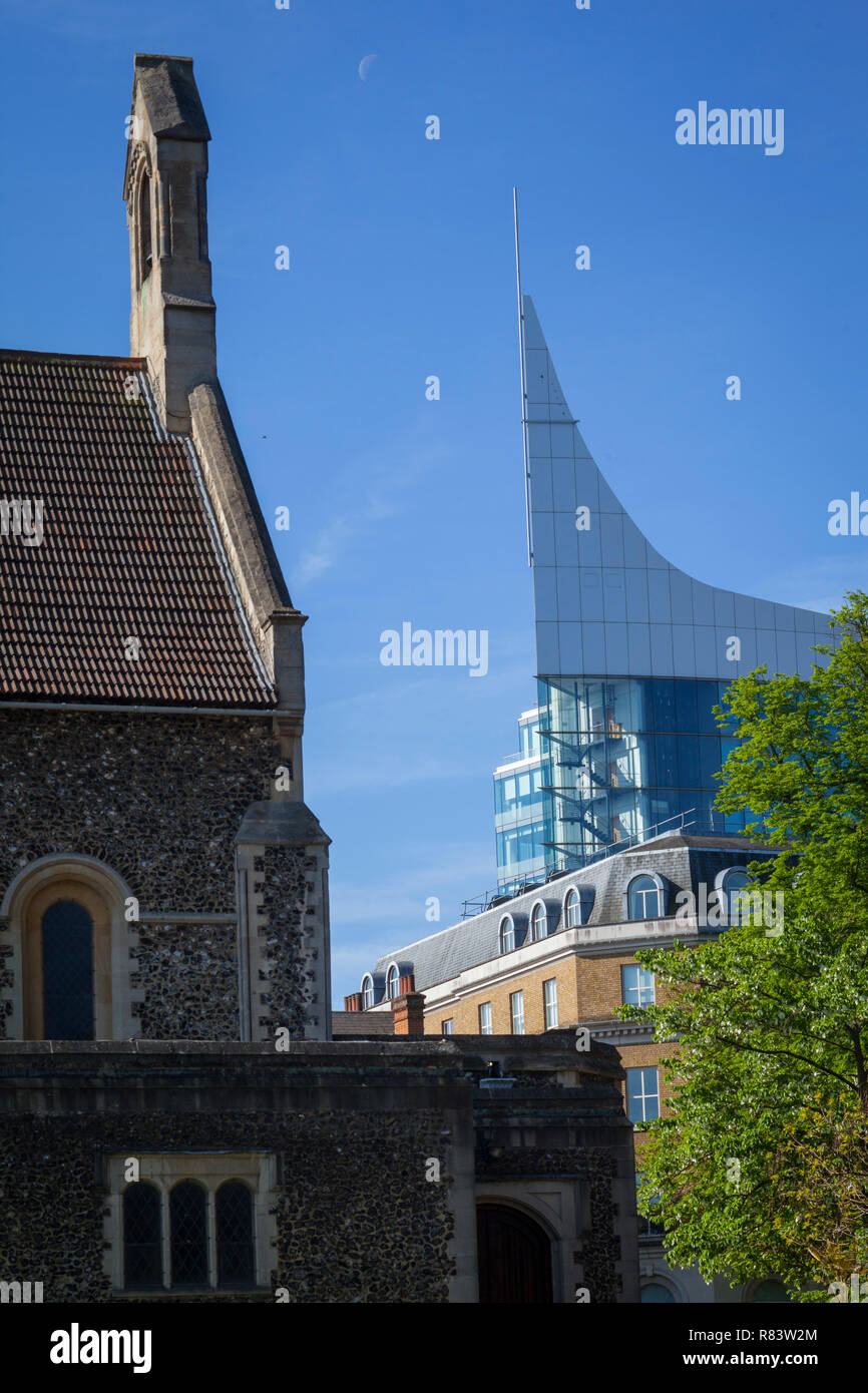 Die Klinge Office Block vom Fluss Kennet in Reading, Berkshire mit St. James Römisch-katholische Kirche im Vordergrund. Stockfoto