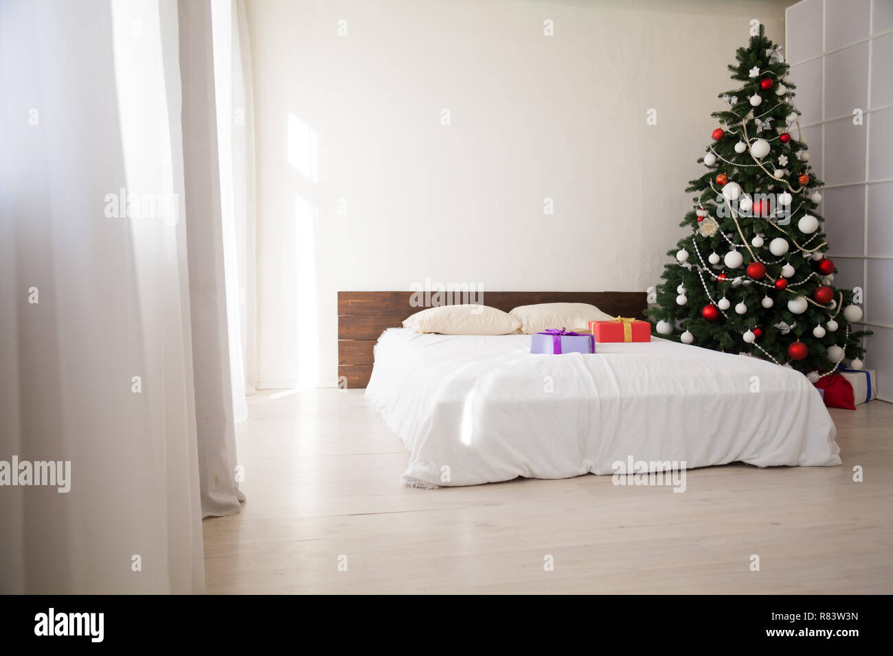 Weihnachten Schlafzimmer mit Bett Geschenke tannenbaum Postkarte  Stockfotografie - Alamy