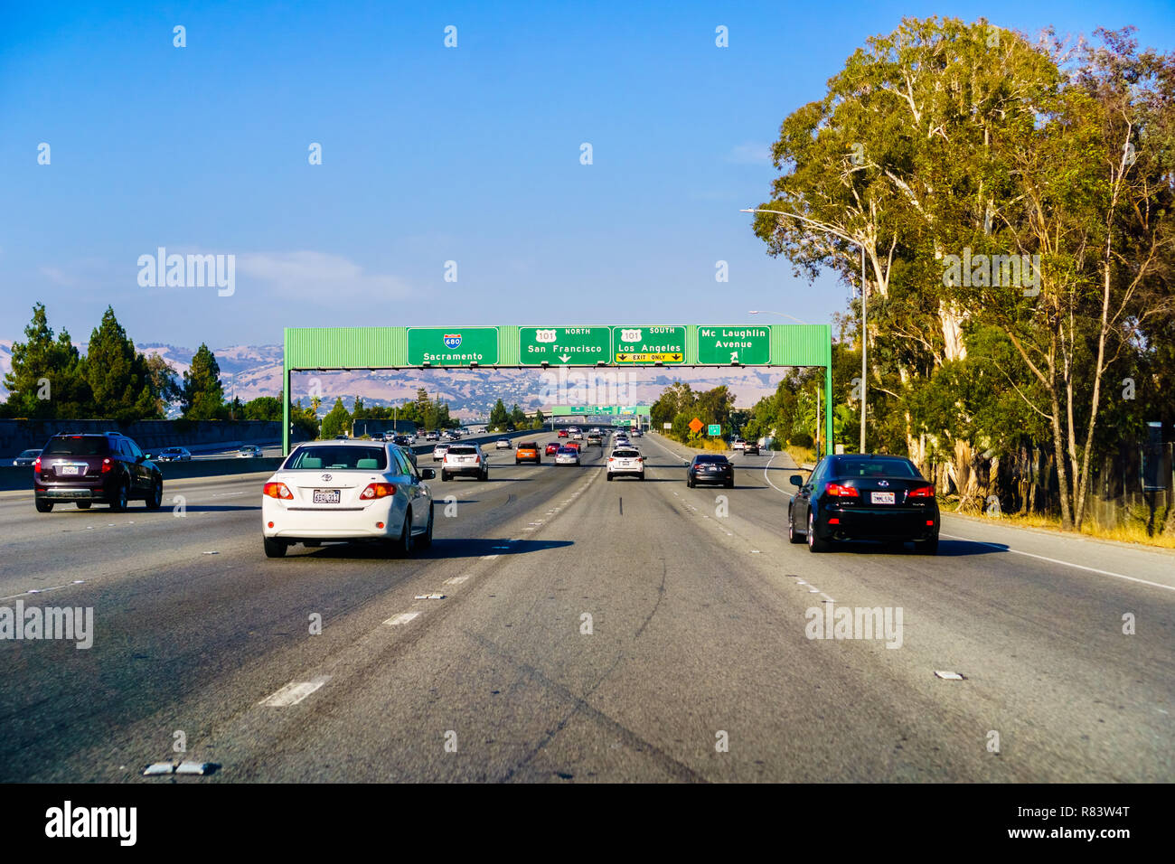 September 3, 2018 San Jose/CA/USA - Annäherung an eine Autobahn Kreuzung in South San Francisco Bay Area; die angezeigten fahren Bahnen Anleitung für Sakrament Stockfoto