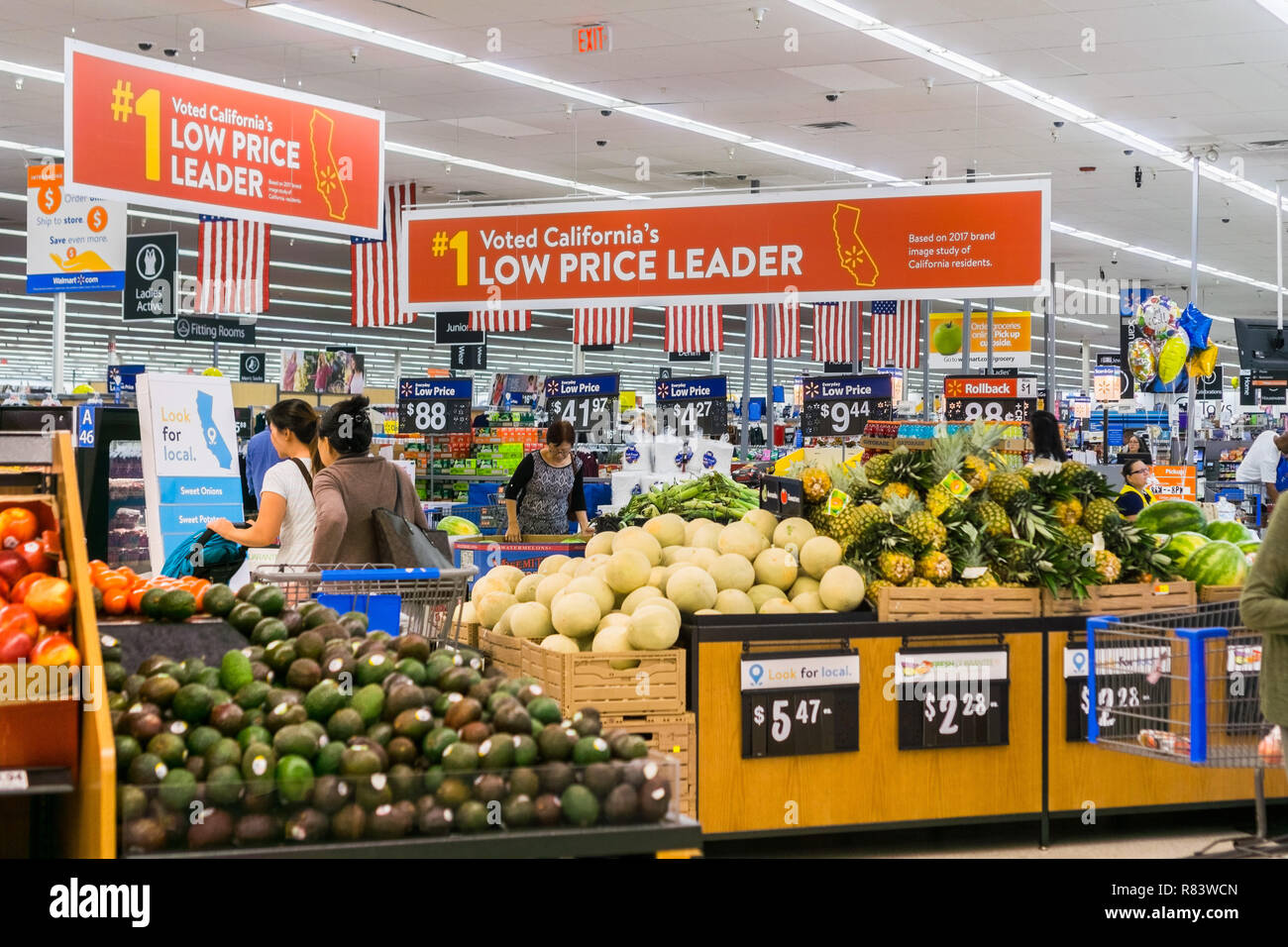 September 4, 2018 San Jose/CA/USA - Menschen Einkaufen in der Lebensmittel- und pflanzlichen Bereich eines der Walmart Stores in San Francisco Bay Area; Verbot Stockfoto