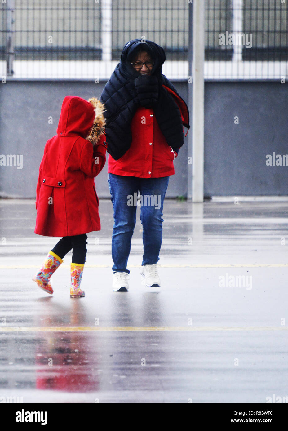 Mutter und Tochter genießen den Regen Stockfoto