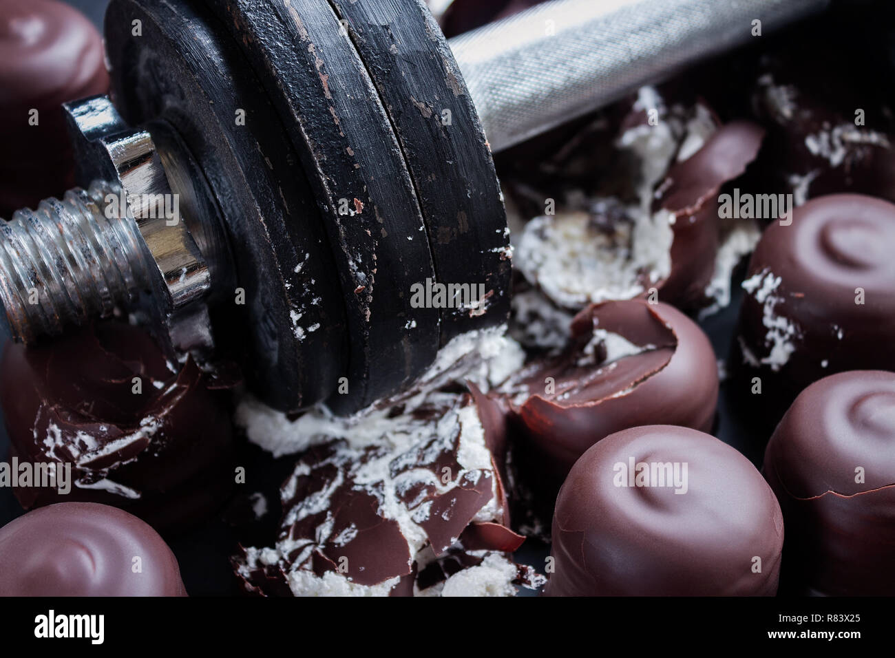 Eisen Hantel fiel in der Mitte der Schokolade Marshmallows zu zerstören,  Diät Konzept Stockfotografie - Alamy