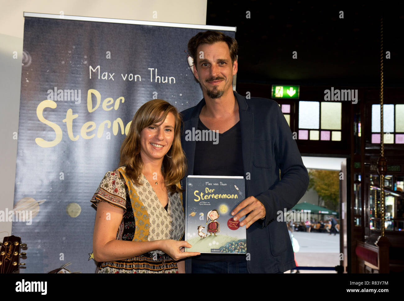 Der Schriftsteller Max von Thun präsentiert sein Buch 'Der Sternenmann" auf der Buchmesse 2018 in Frankfurt am Main Deutschland während einer Lesung mit dem Illustrator Stockfoto