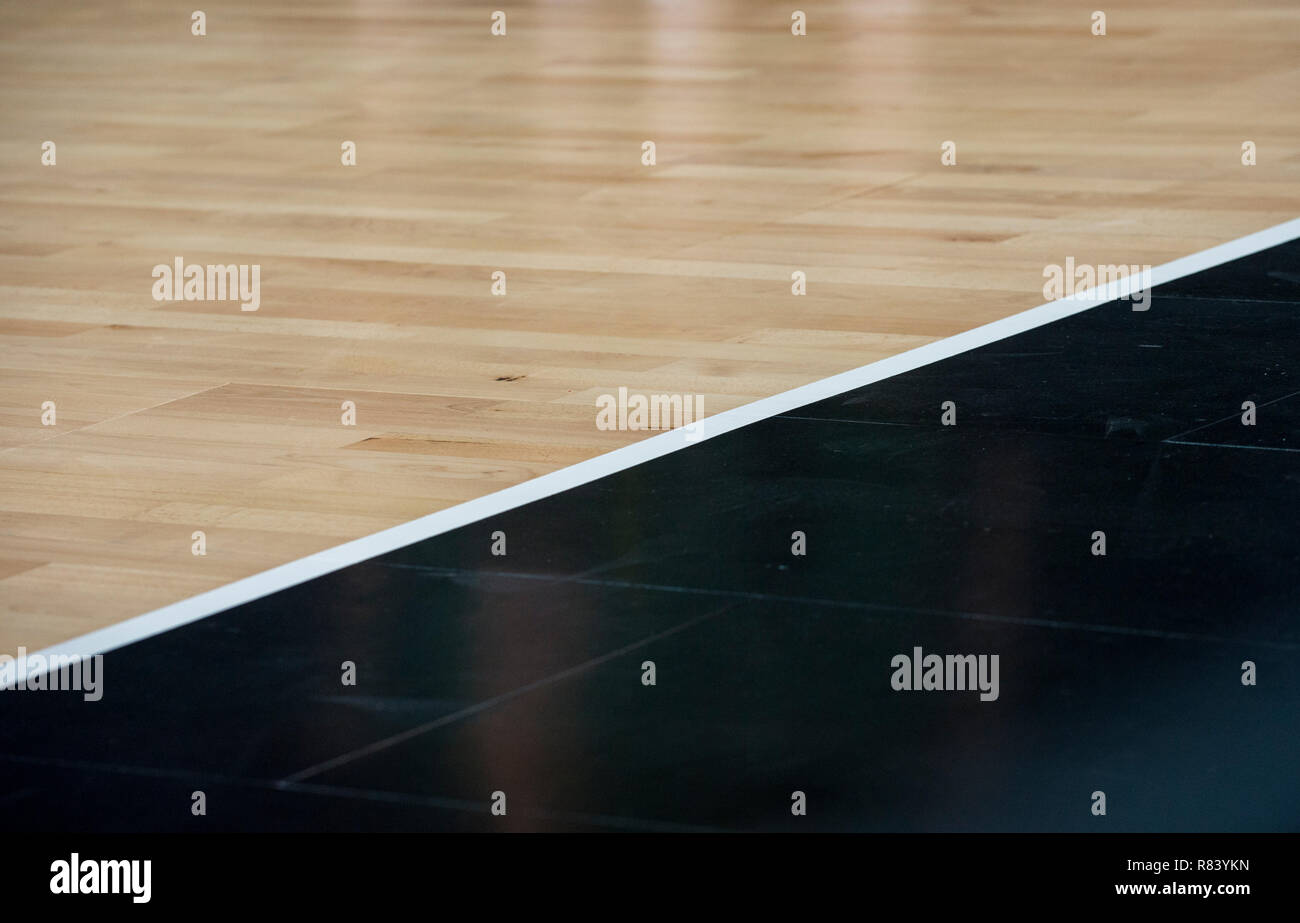 Holzboden Basketball Arena. Holzboden der Sporthalle mit Markierung Linien Linie auf Holzboden Hallenbad, Fitnessraum Hof Stockfoto