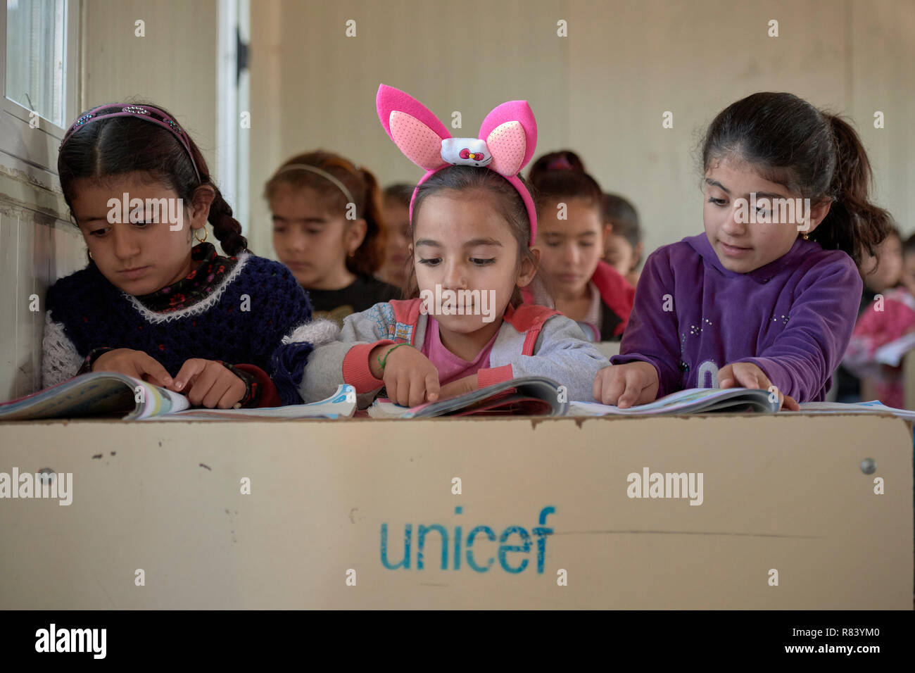 Yeziden Mädchen in der Schule in ein Lager für Binnenvertriebene in Dawodiya in der Irakischen Region Kurdistan. Mehr als 600 Yeziden Familien leben hier. Stockfoto