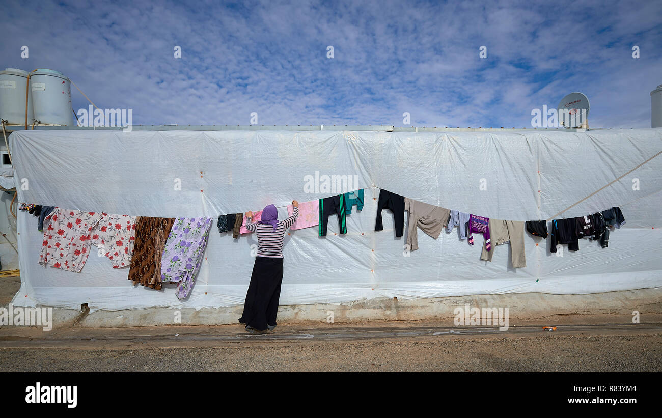 Gole Yaqoub hängt Wäsche zum Trocknen in einem Lager für Binnenvertriebene Yazidis in Dawodiya in der Irakischen Region Kurdistan. Stockfoto