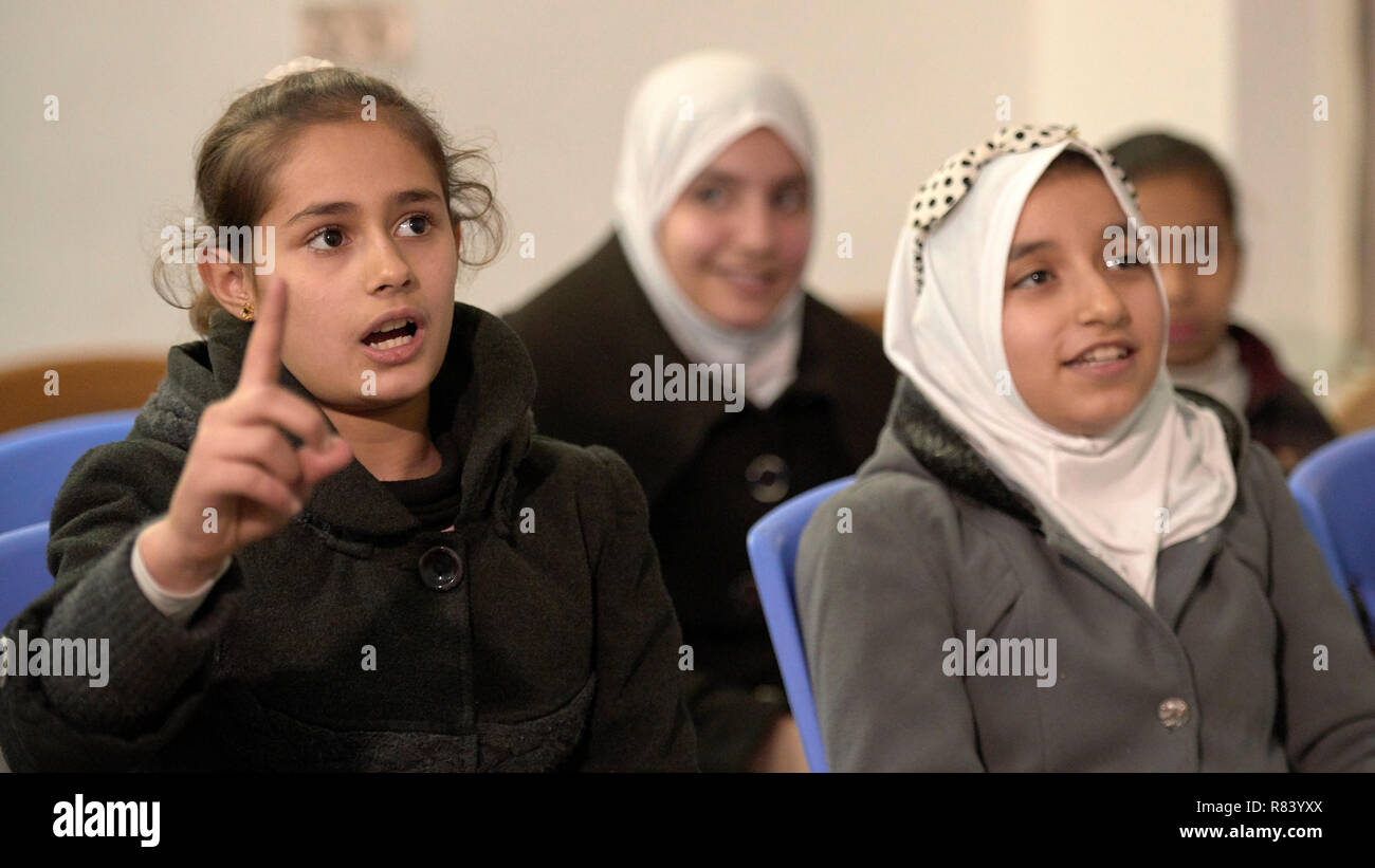 Mädchen nehmen in einer Klasse mit ihrer Schule arbeiten im Krieg zu fangen - zerrissene Mossul, Irak, wo viele nicht Schule für drei Jahre unter ISIS teilnehmen. Stockfoto