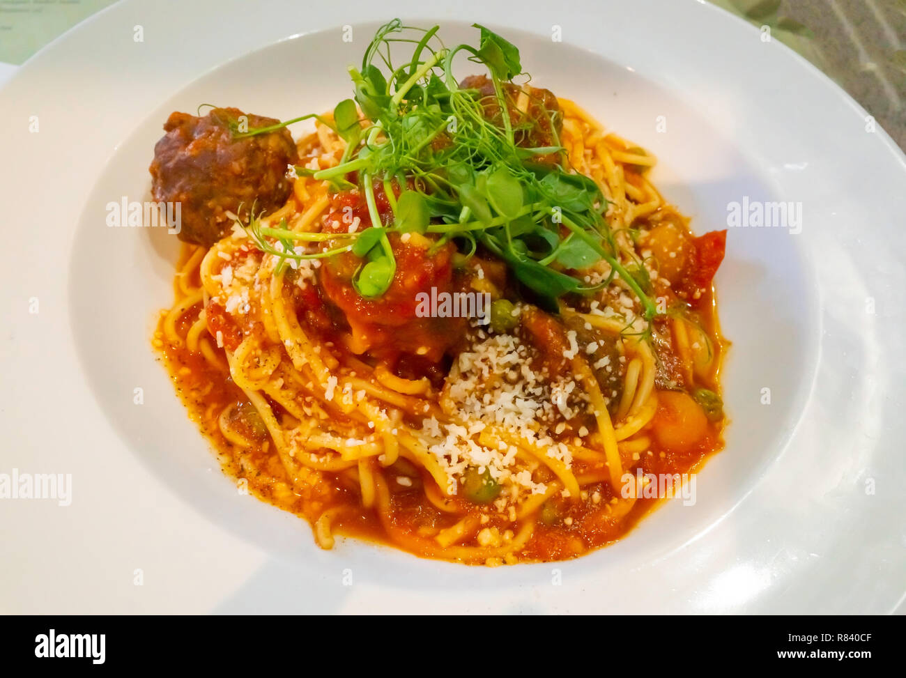 Italienisches Restaurant Hauptgericht Polpette mit Toskanische Fleischbällchen geriebenen Parmesan, schwarzer Pfeffer und Brunnenkresse Stockfoto