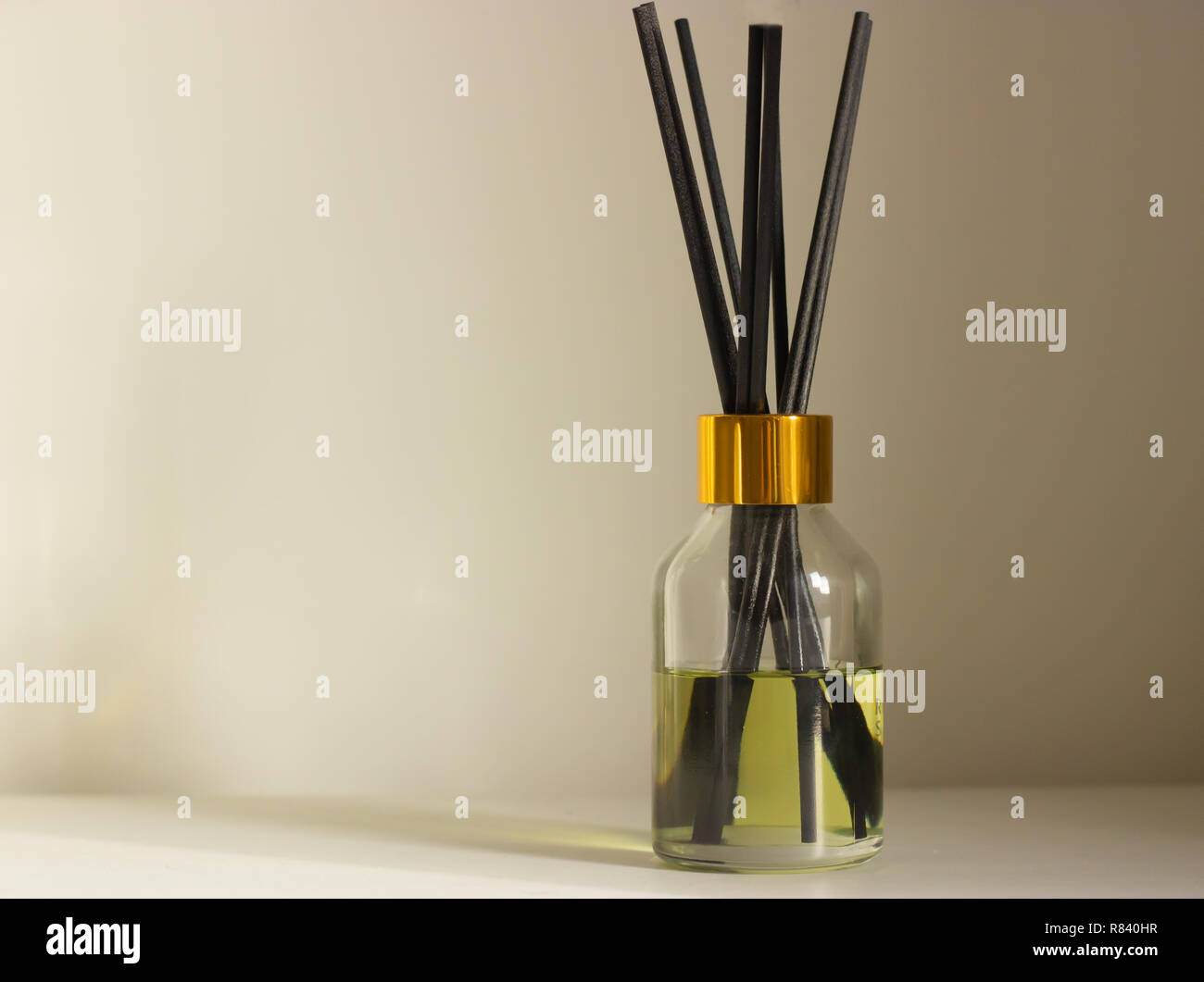 Aromatherapie Duft Diffusor mit schwarzen Holzstäbchen Stockfoto