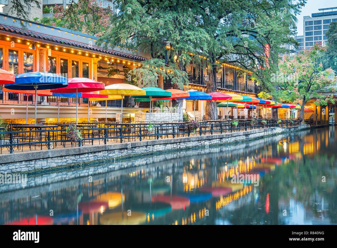 Restaurant Terrasse am San Antonio River Walk in San Antonio Texas USA. Stockfoto