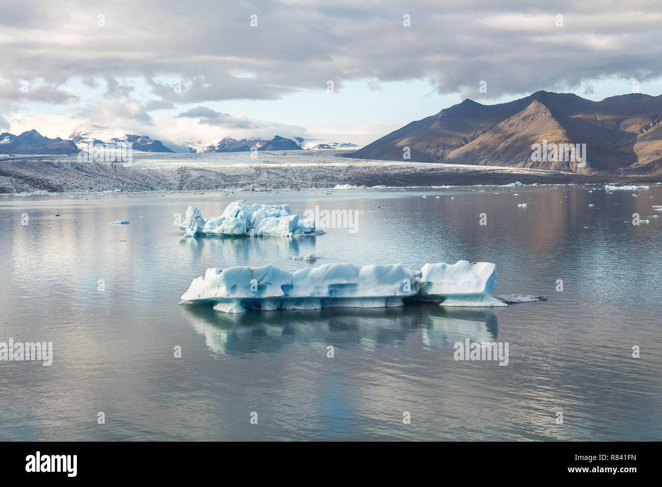 Eisbergs im ruhigen Wasser der Gletscherlagune Jokulsarlon in Island Stockfoto