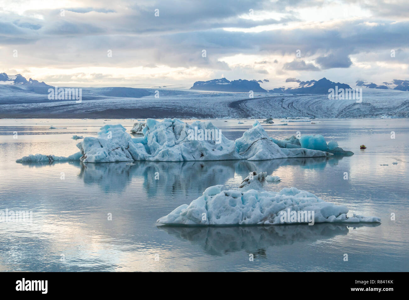 Eisbergs im ruhigen Wasser der Gletscherlagune Jokulsarlon in Island Stockfoto