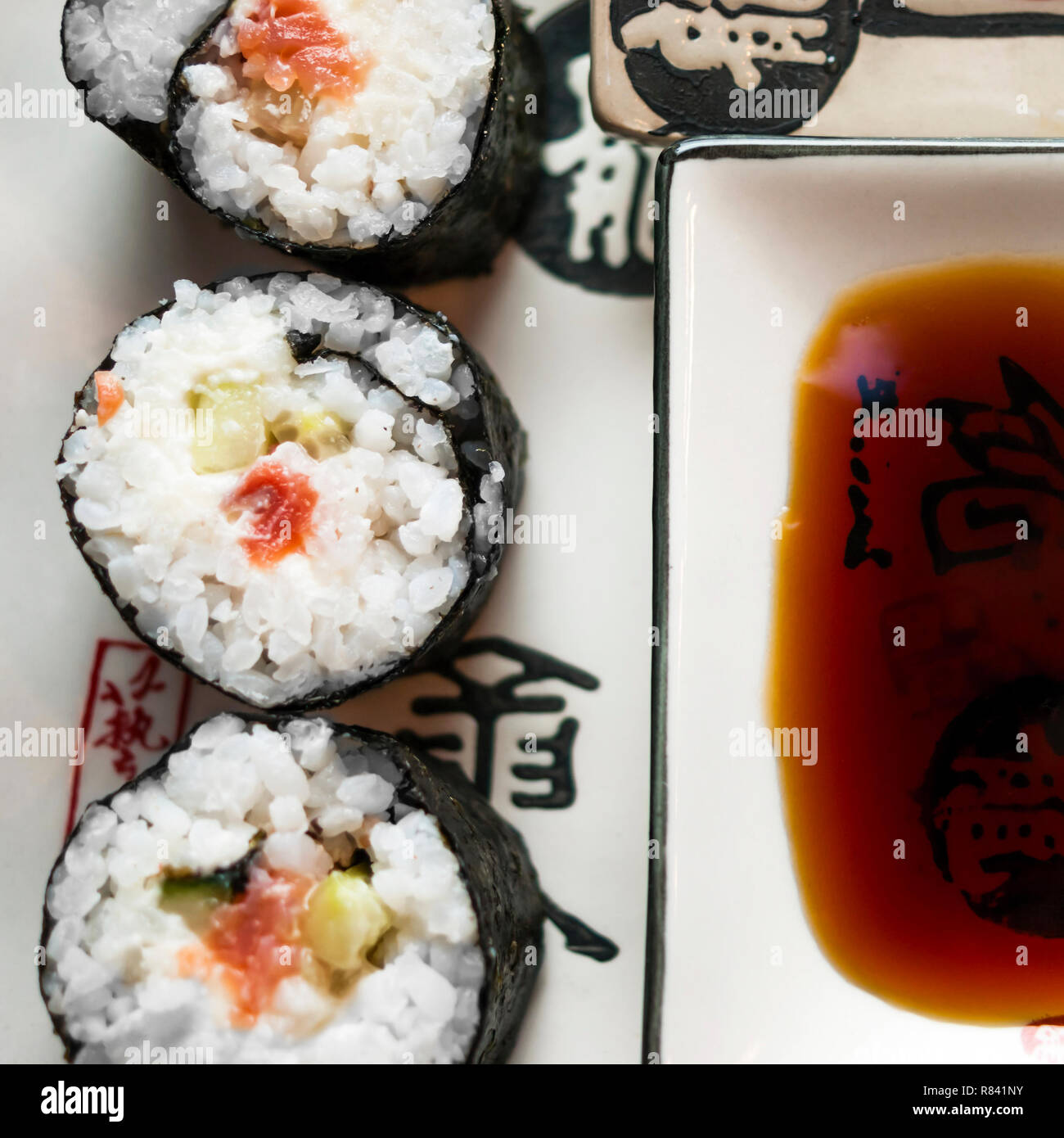 Chumaki Sushi Rollen mit Thunfisch, Lachs, Reis, Gurken, Avocado und ...