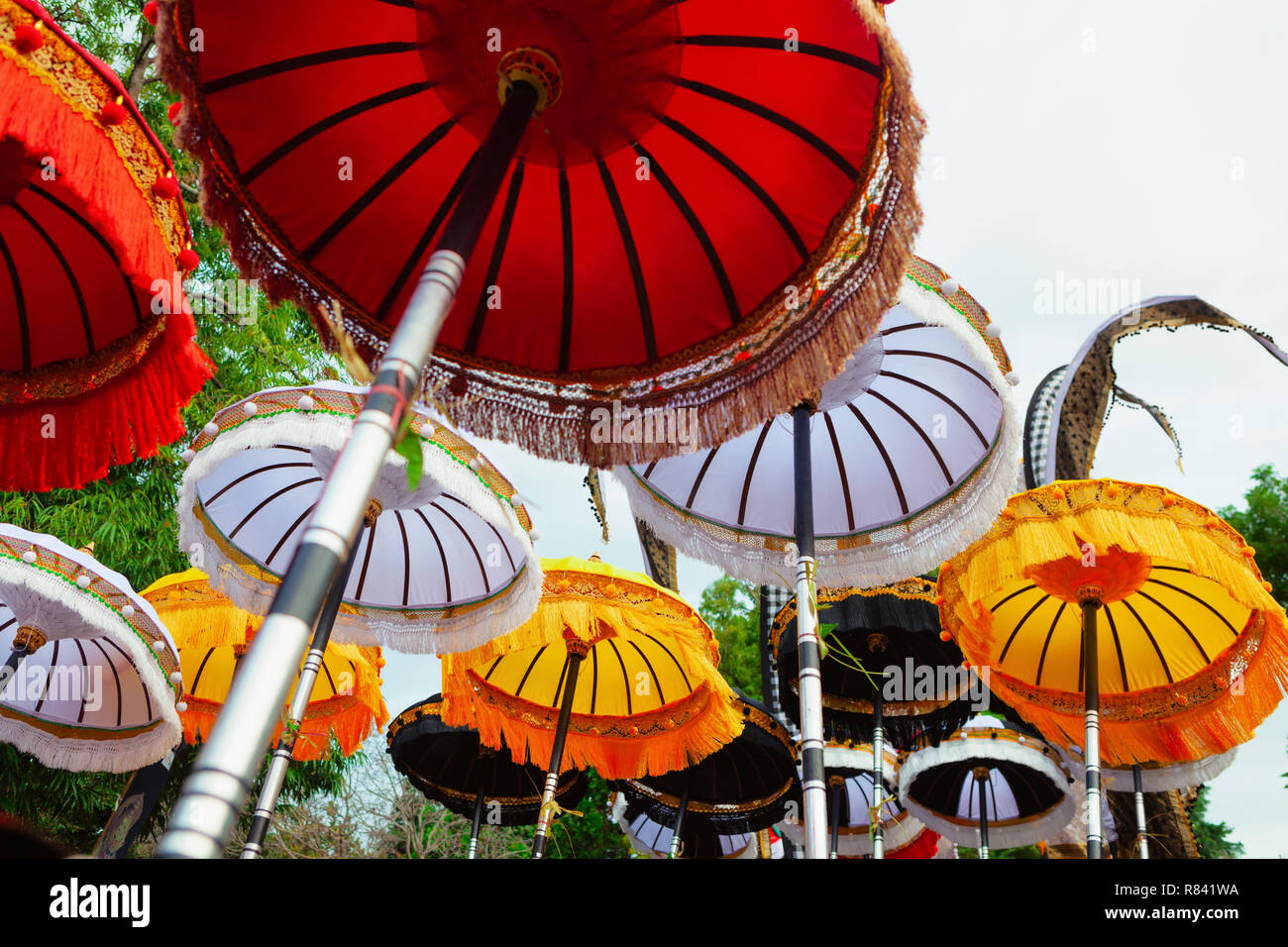 Gruppe von wunderschönen balinesischen Fahnen und Sonnenschirme an der zentralen Feier in der hinduistischen Tempel. Traditionelles Design, Kunst Feste, Kultur der Insel Bali Stockfoto