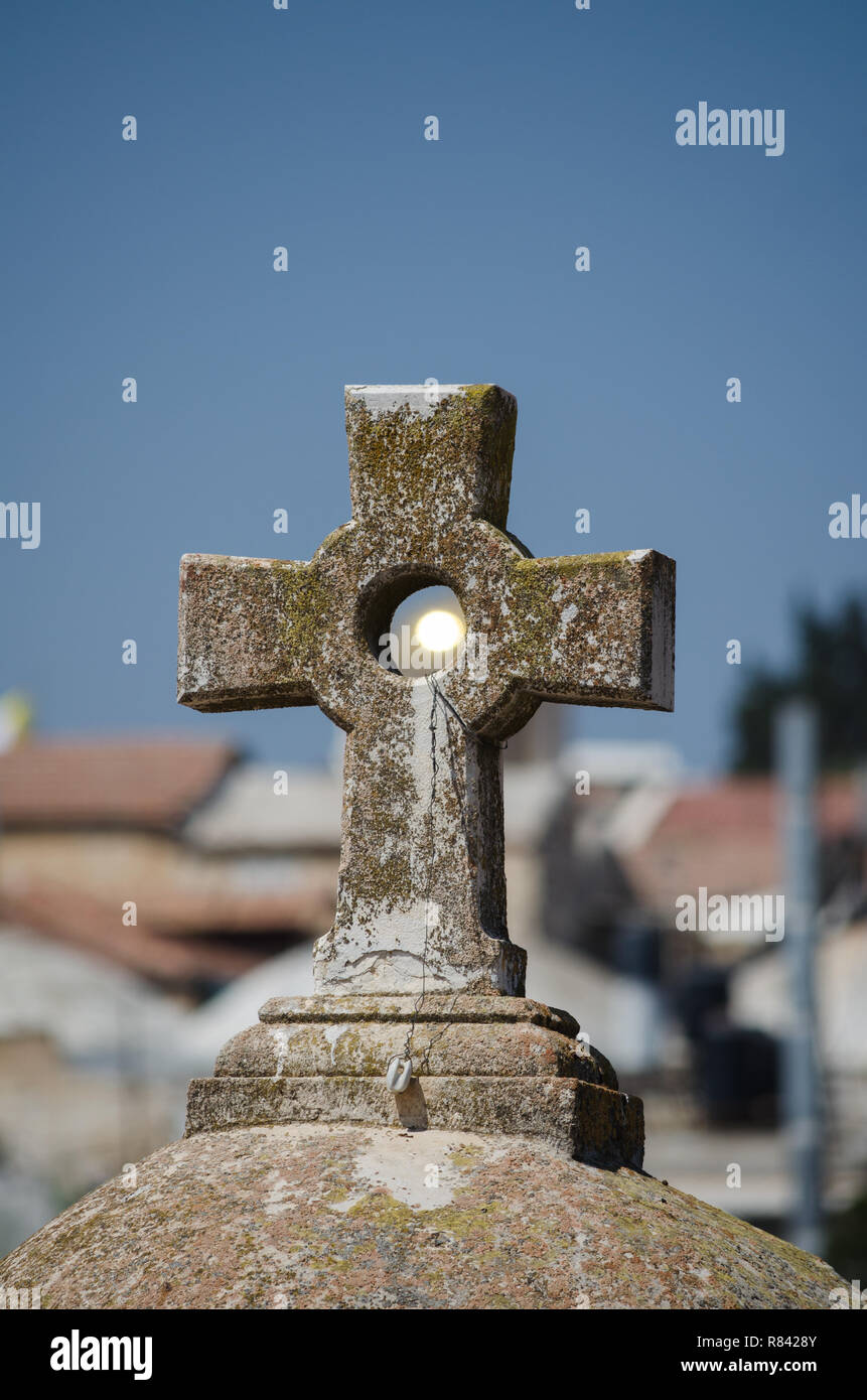 Sonne scheint durch das Kreuz auf dem Dach der St. Johannes der Täufer Kirche in der Altstadt von Jerusalem, Israel Stockfoto