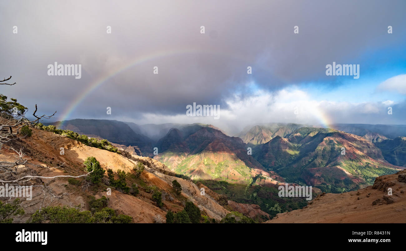 Voller Regenbogen über Waime Canyon, Kauai, Hawaii Stockfoto