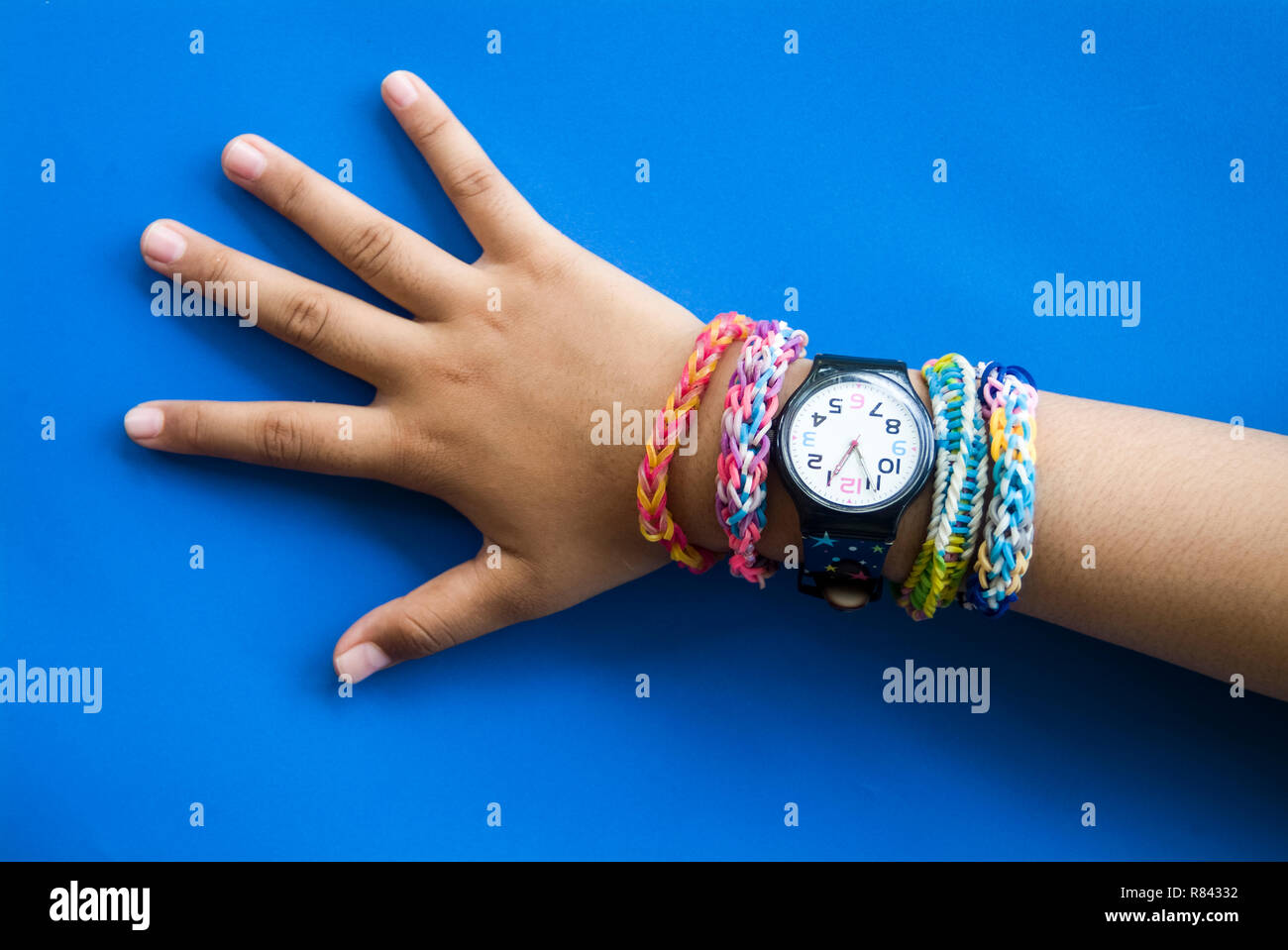 Das Mädchen Hände mit bunten Gummi Armbänder Stockfoto