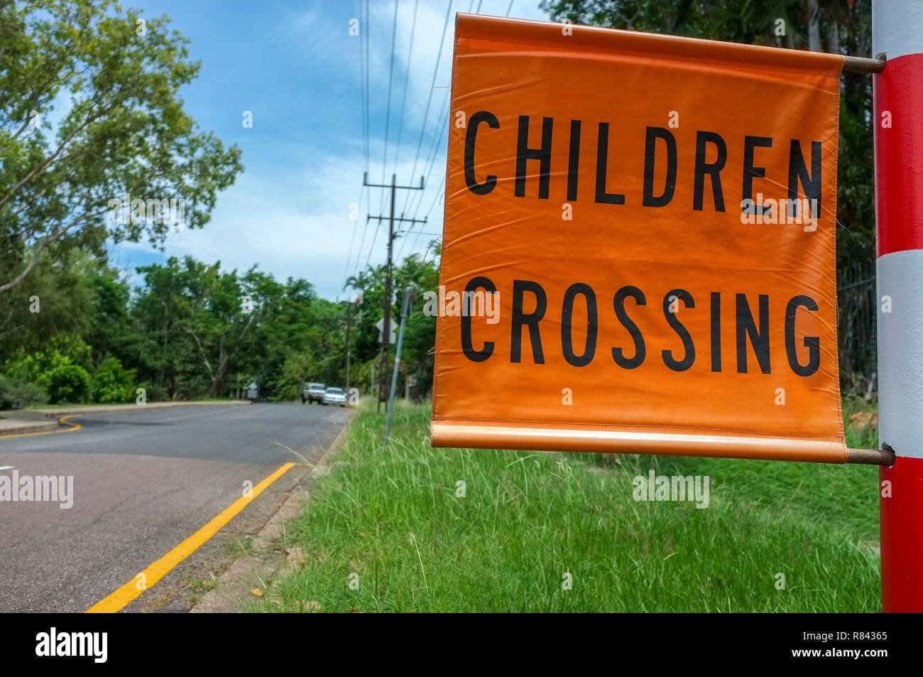 Kinder Kreuzung Flagge entlang einer Straße in einer Schule Zone, in Darwin, Australien. Stockfoto