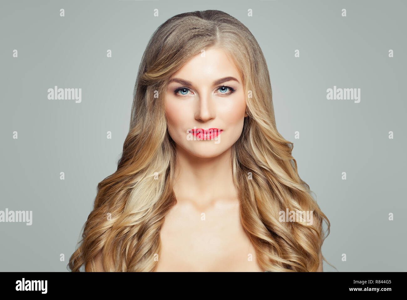 Stilvolle Blonde Frau Mit Langen Gewelltes Haar Und Roten Lippen Make Up Denken Fashion Model Portrat Stockfotografie Alamy