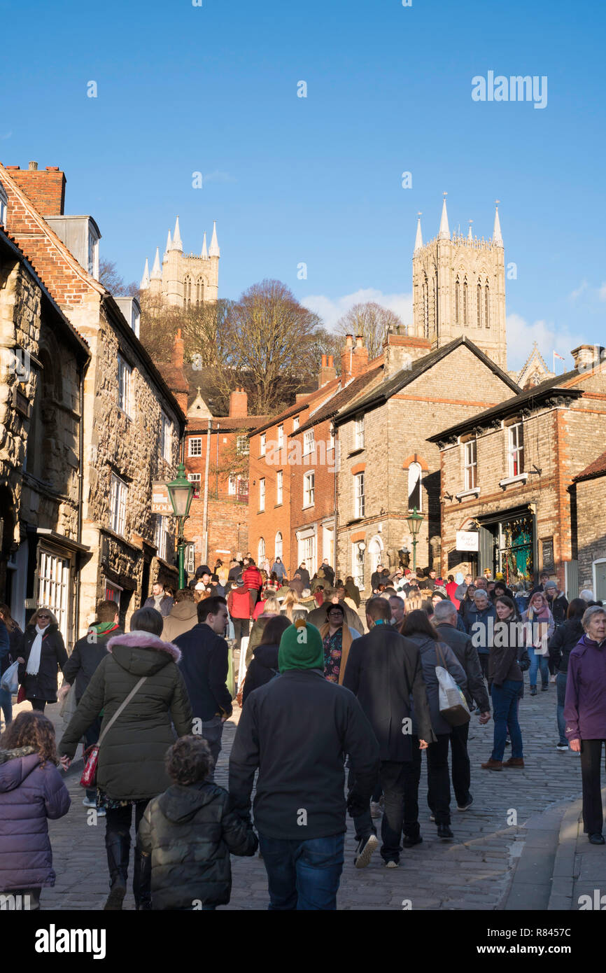 Massen von Menschen klettern steilen Hügel am Lincoln Weihnachtsmarkt, Lincolnshire, England, Großbritannien Stockfoto